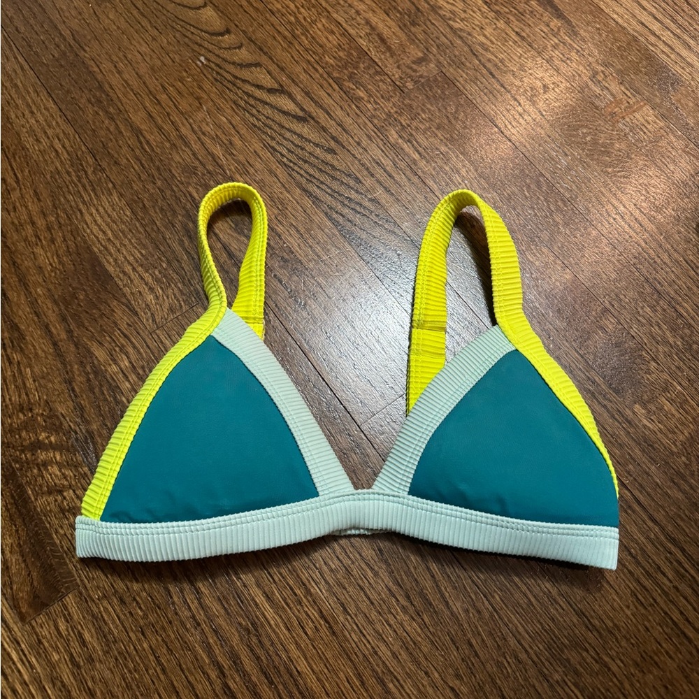 Oneone swim top size medium